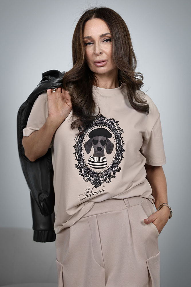 koszulka damska z niecodzienną ozdobą